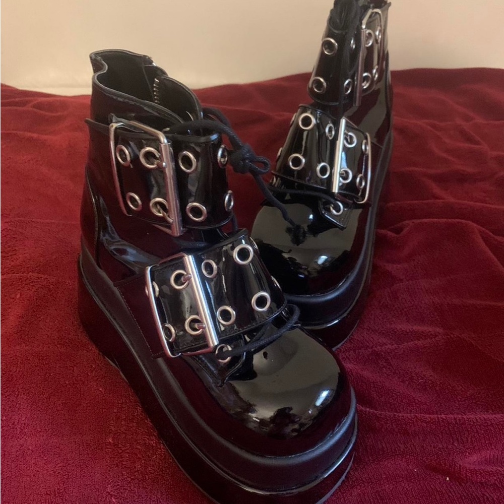 Demonia Bear 104 in size US 9!